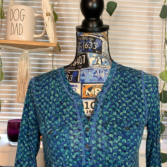 Liz Claiborne Henley Long Sleeved top.  Petite Small.  Great Condition. - Picture 2 of 5
